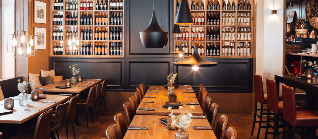 Innenraum des Speisekontor Hamburg als Hochzeitslocation mit langen Holztischen, Backsteinwänden und urbaner Lichtstimmung