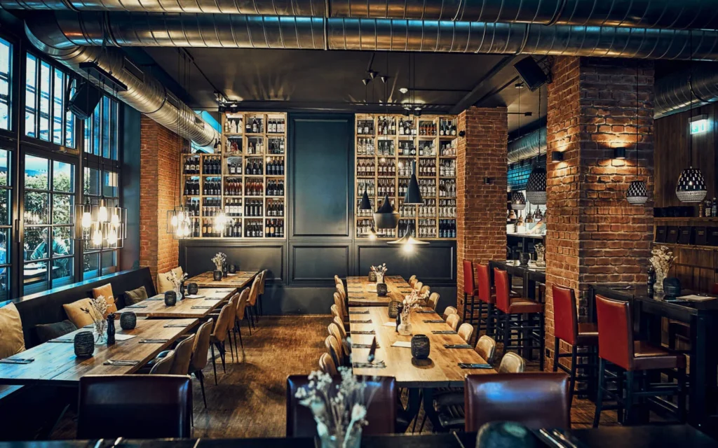 Restaurantbereich im Speisekontor Hamburg für eine stilvolle Hochzeit mit langen Tafeln und warmer Abendbeleuchtung