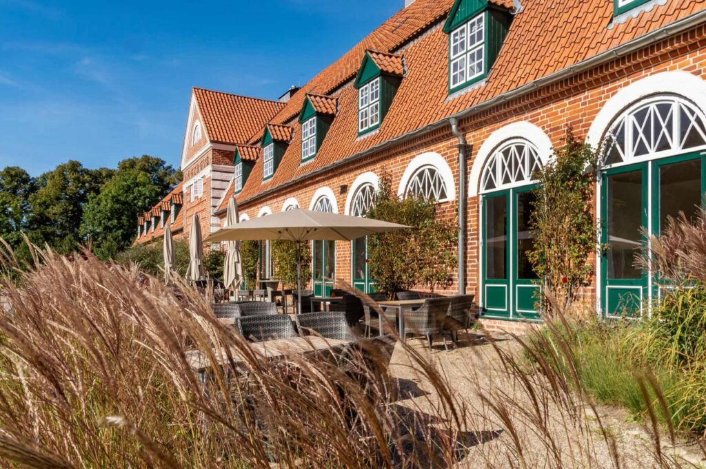 Gut Pronstorf Terrasse am Torhaus für Sektempfang und Wedding Weekend mit Hochzeitsgästen