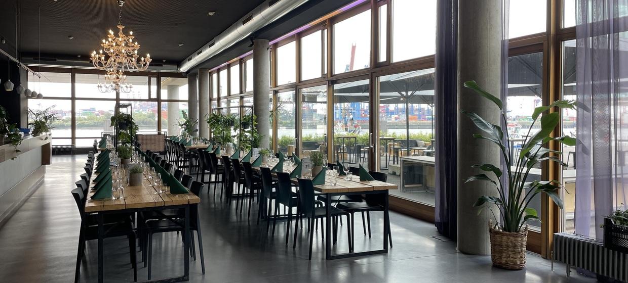 Empfang im View Eleven Hamburg mit großer Fensterfront und modernem Raum