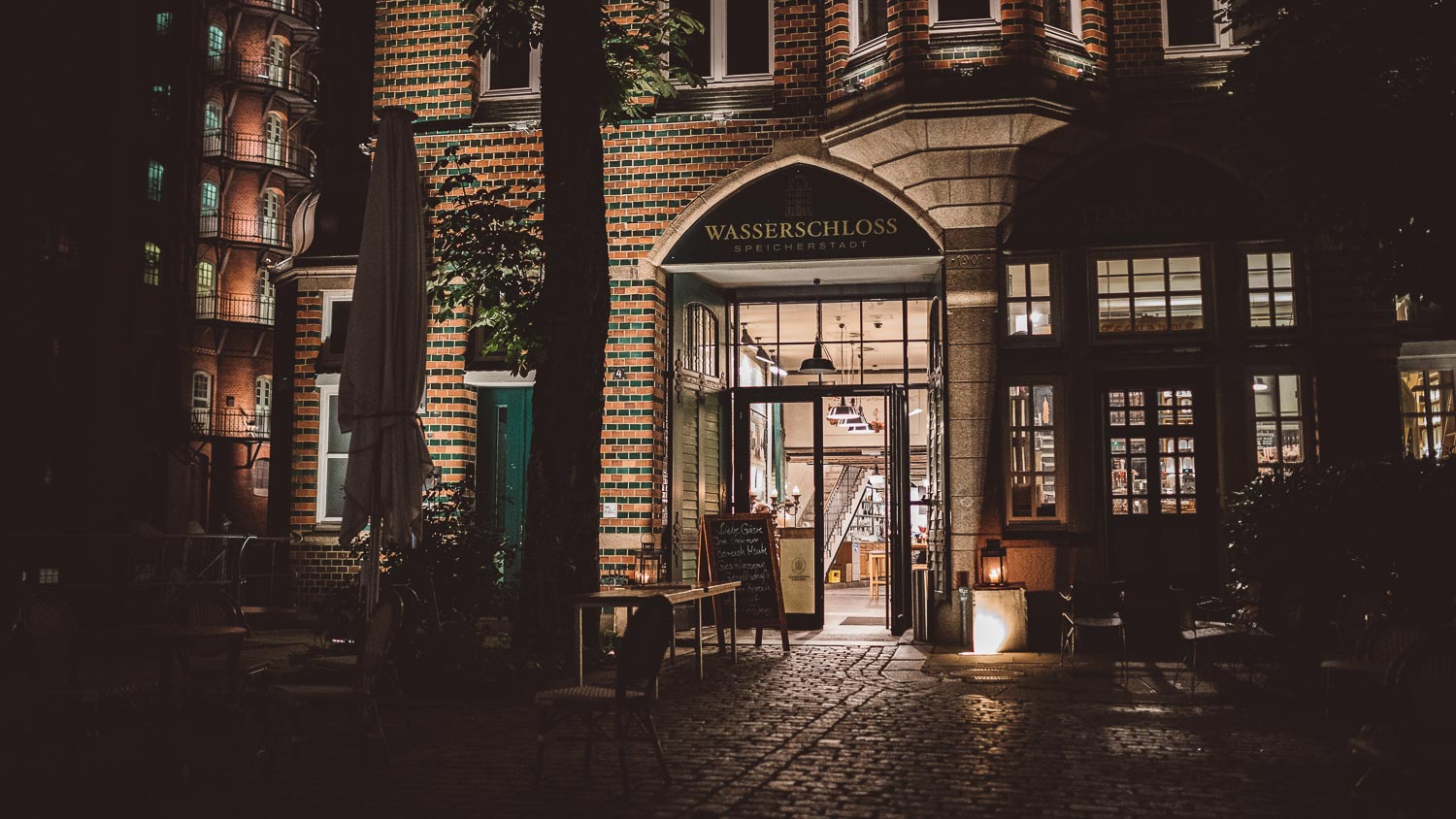 Entrance to Wasserschloss Speicherstadt at night as a wedding venue in Hamburg