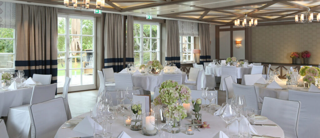Hochzeitsraum Luv oder Lee im Severin*s Sylt mit eleganter Tischdekoration