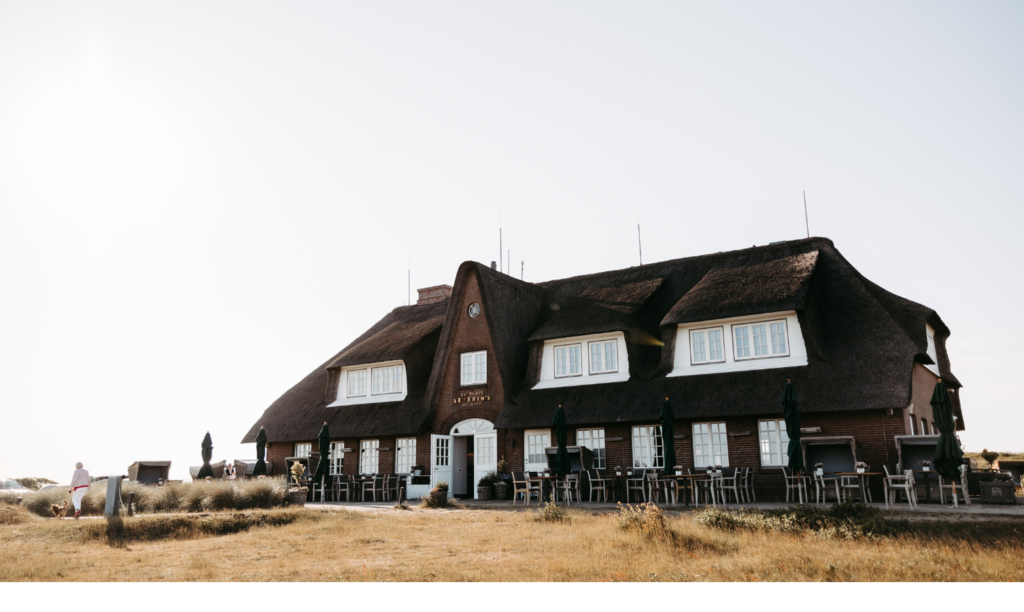 Luxuriöse Hotelanlage des Severin*s Sylt mit typischer Sylter Architektur