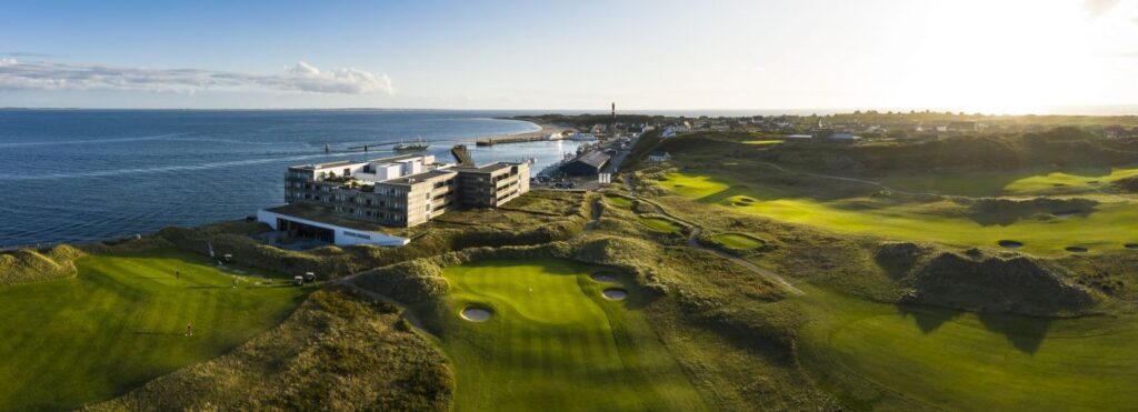 Luftaufnahme von Strönholt Sylt mit Blick auf die Dünenlandschaft, den Golfplatz und die Nordsee