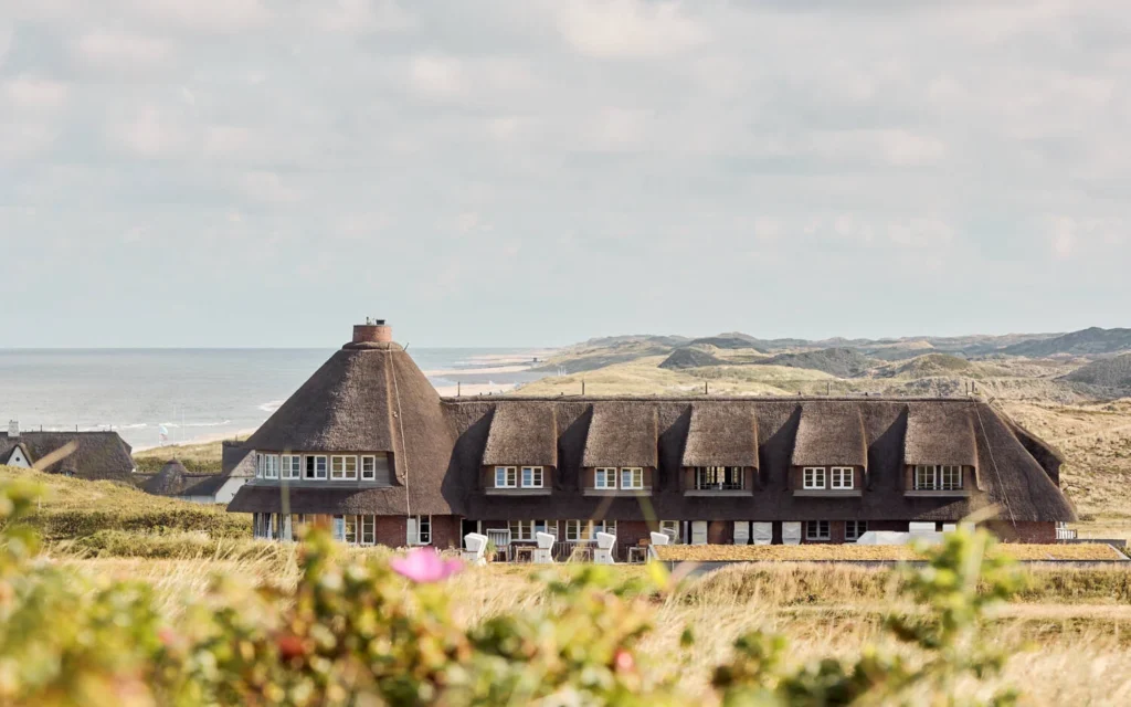 Sturmhaube auf Sylt mit Blick über die Dünen und die Nordsee am Roten Kliff in Kampen