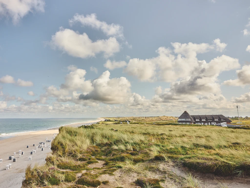 Blick auf die Sturmhaube am Roten Kliff mit Nordsee, Dünen und Strand auf Sylt